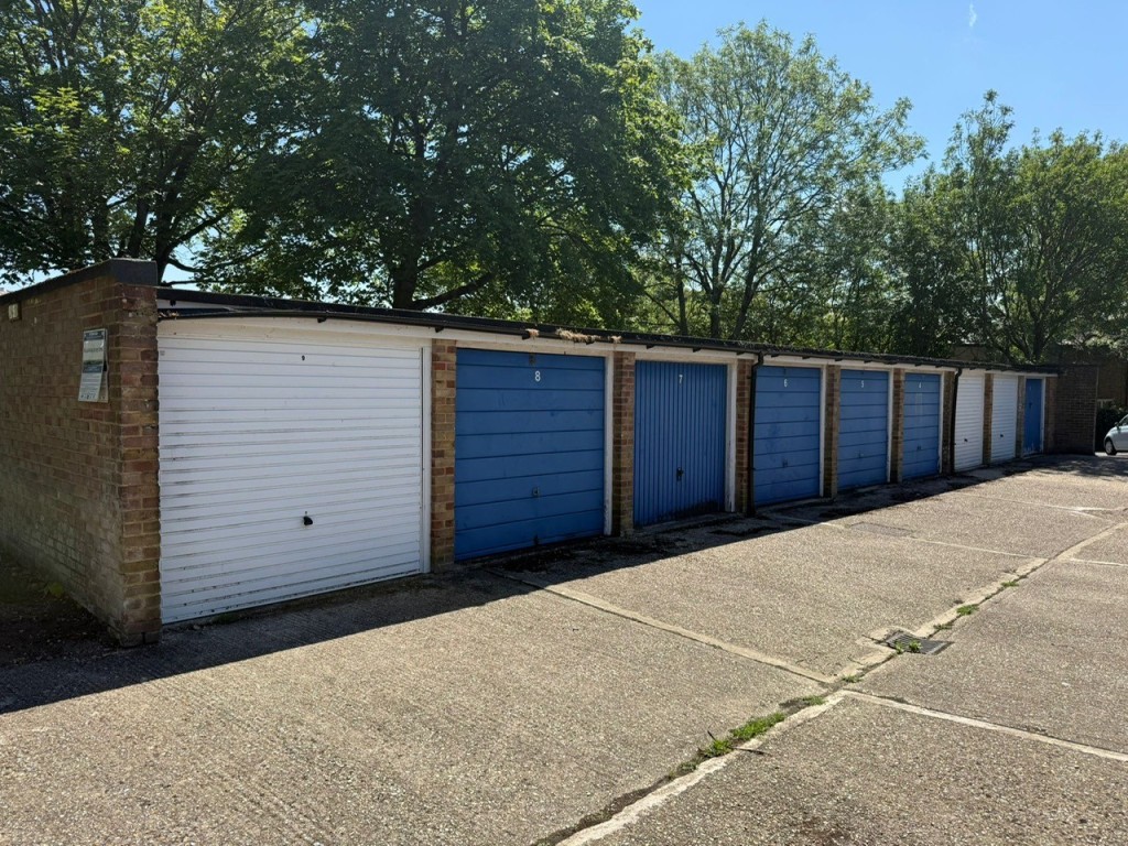 Lot: 23 - 18 LOCK-UP GARAGES FOR INVESTMENT - Garages 4 - 9